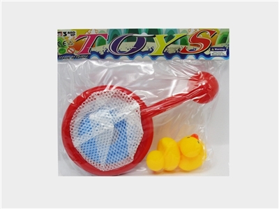 Lining plastic animals with fish - OBL724806