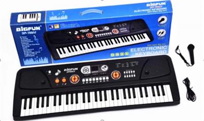 61 KEY ELECTRONIC PIANO WITH MICROPHONE, USB CABLE, - OBL846021