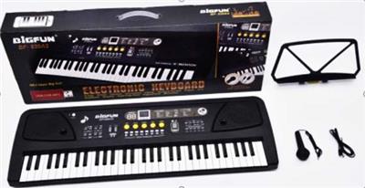 61-KEY ELECTRONIC PIANO WITH MICROPHONE/USB POWER CORD AND USB STICK TO PLAY MUSIC SOCKET. - OBL846024